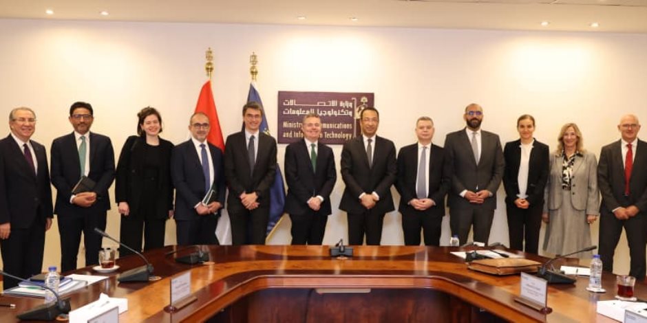 وزير الاتصالات يبحث مع مسؤولي البنك الدولي تعزيز الشراكة في مجالات التحول الرقمي والذكاء الاصطناعي 