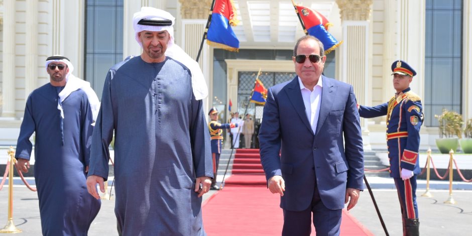 الرئيس السيسى يودّع الشيخ محمد بن زايد بمطار العلمين فى ختام زيارته الأخوية لمصر