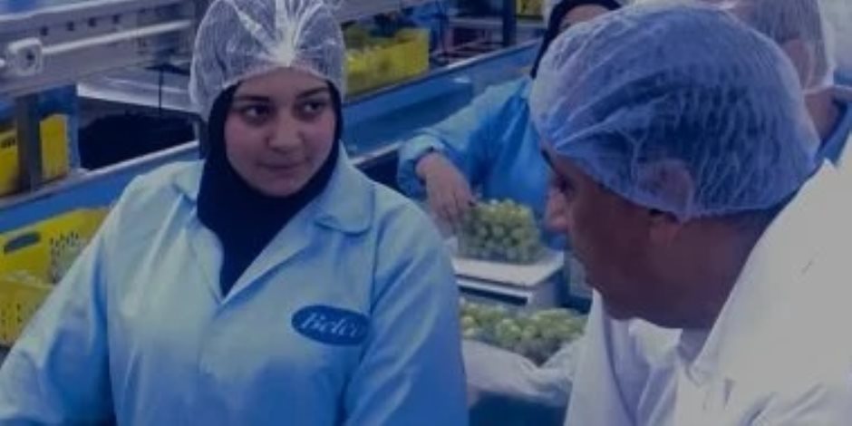 الشغل أخباره إيه.. حوار ودي بين مدبولى وإحدى العاملات بمصنع لتصدير العنب