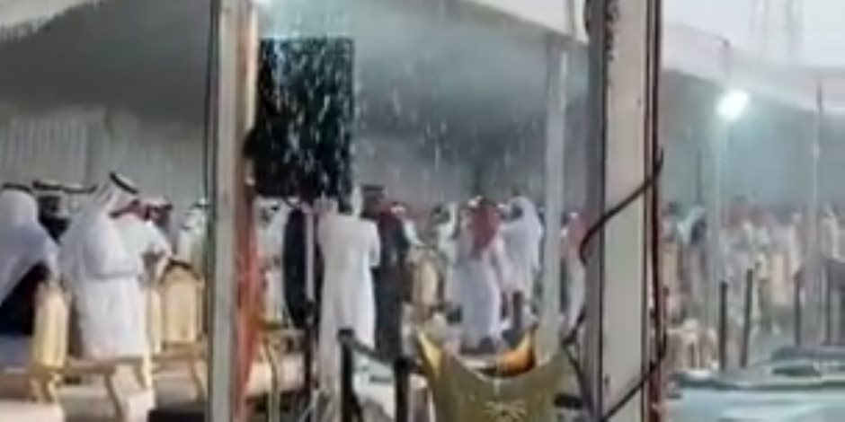 أمطار عزيرة تداهم حفل زفاف فى السعودية.. فيديو
