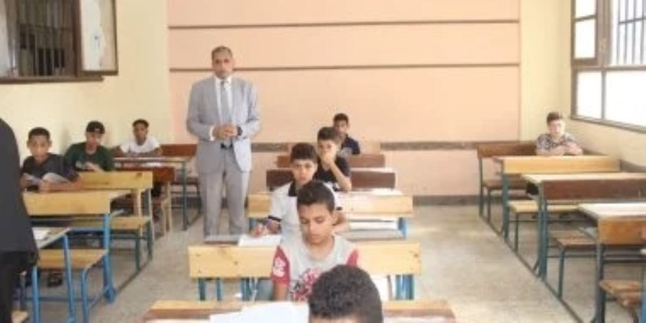 وكيل أول وزارة التربية والتعليم بالجيزة جولة تفقدية لمتابعة امتحانات الدور الثاني لصفوف النقل