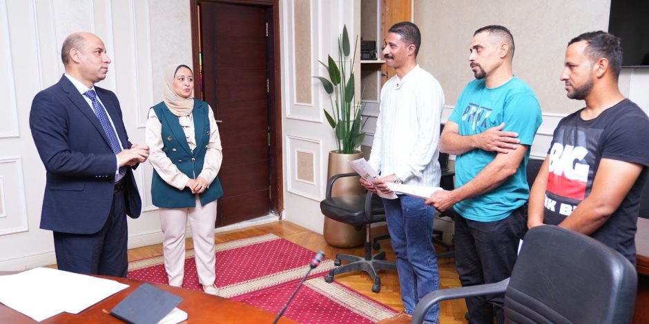 وزير العمل يُسلِّم عقود جديدة لفنيي الصيانة الميكانيكية والكهربائية للعمل في لبنان