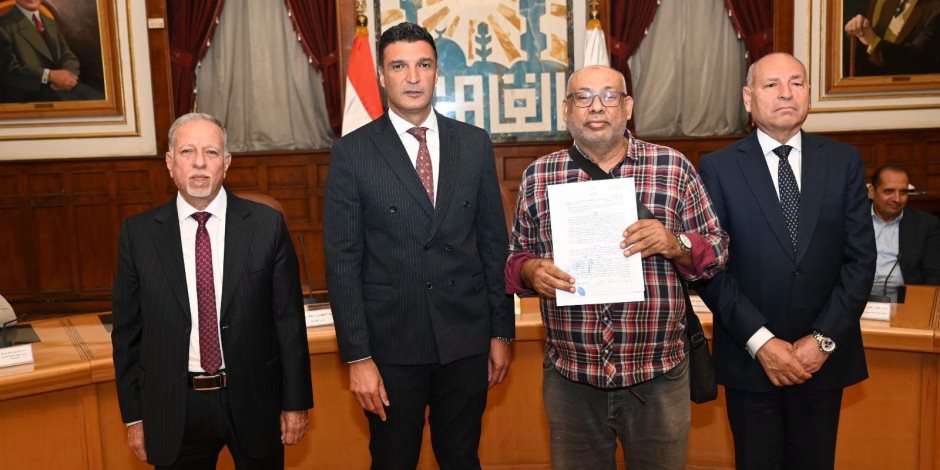 وزير الصناعة ومحافظ القاهرة يسلمان 40 عقد تقنين أوضاع لمصانع وورش بمنطقة شق الثعبان الصناعية