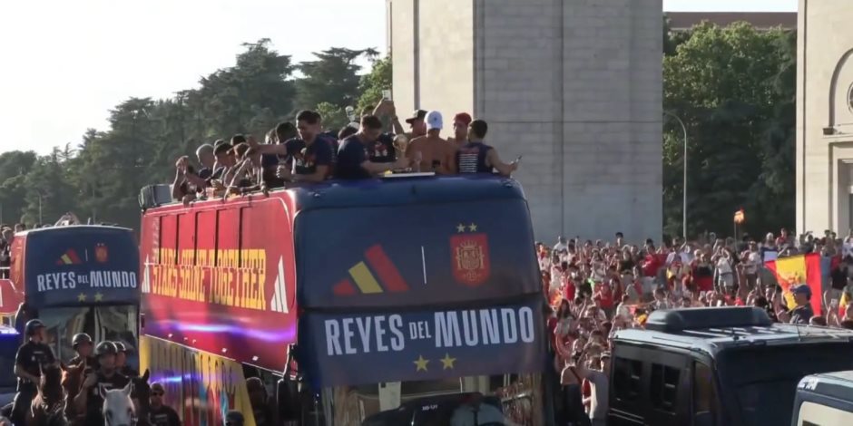 منتخب إسبانيا يتجول فى شوارع مدريد احتفالا بكأس العالم.. فيديو وصور