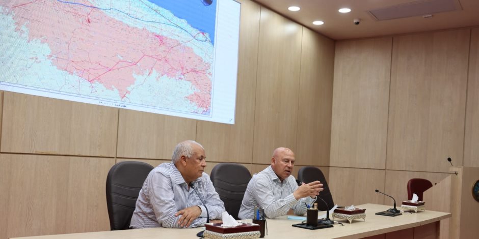 محافظ مطروح ووزير النقل يلتقيان مشايخ القبائل لبحث تطوير خط سكة حديد