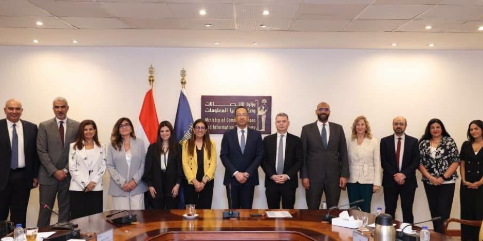 وزير الاتصالات يلتقي أعضاء لجنة التحول الرقمي بغرفة التجارة الأمريكية بالقاهرة