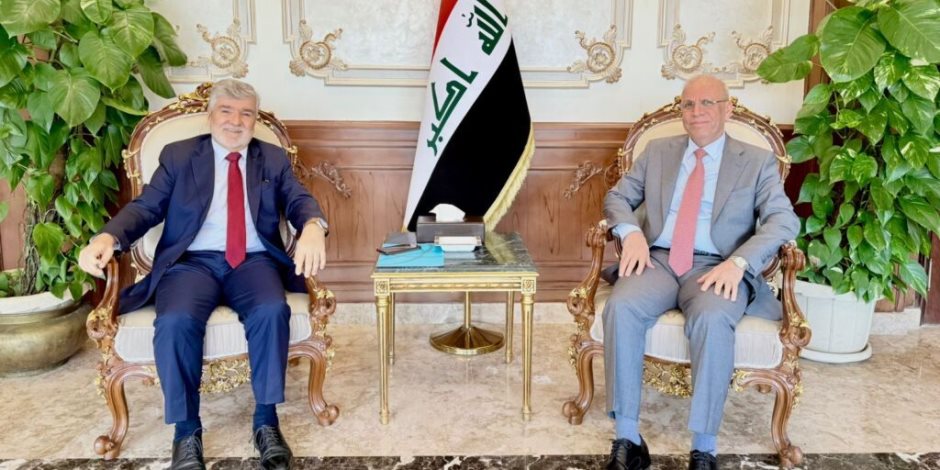 السفير العراقي بالقاهرة يبحث مع نظيره البريطاني ملفات النفط والأزمات الإقليمية