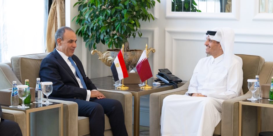 وزير الخارجية يلتقي نظيره القطري في الدوحة ويبحثان سبل تعزير العلاقات الثنائية 
