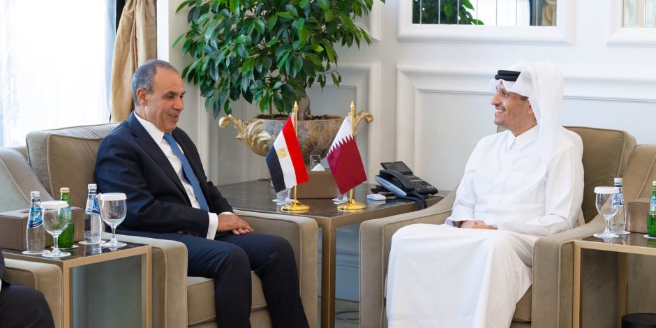 وزير الخارجية يلتقي نظيره القطري في الدوحة ويبحثان سبل تعزير العلاقات الثنائية 