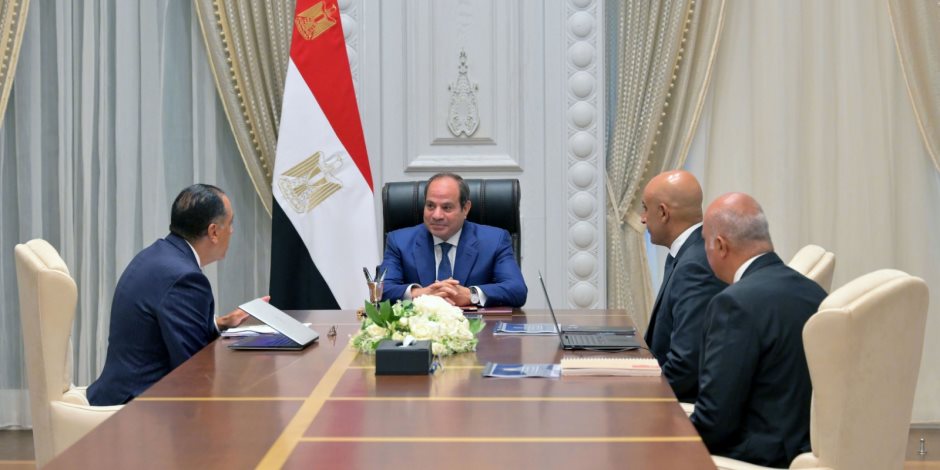 الرئيس السيسى يتابع مع وزير التعليم مُراجعة الأطر التربوية لمناهج شهادة البكالوريا المصرية