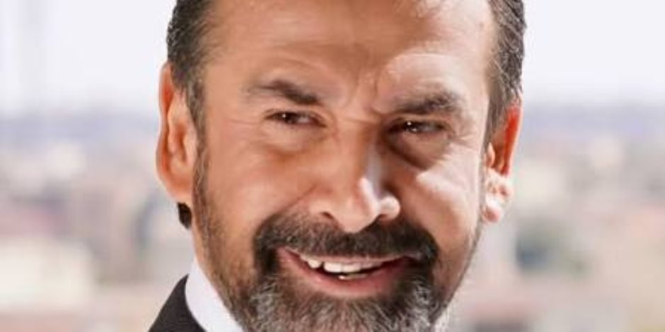 كريم عبد العزيز يواصل رهانه بـ «مطلوب عائليا».. ويتعاقد على فيلم جديد