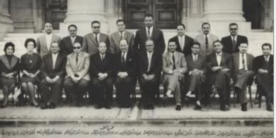 جامعة القاهرة تنشر صورة تذكارية تحكي تاريخ مجلس كلية الحقوق