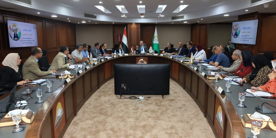 محافظ الجيزة يوجه بسرعة حل شكاوى المواطنين ويوفر فرص عمل لذوي الهمم