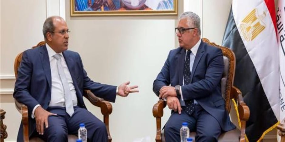رئيس اقتصادية قناة السويس يستقبل رئيس الجامعة البريطانية في مصر لبحث التعاون في مجالات البحث العلمي والابتكار