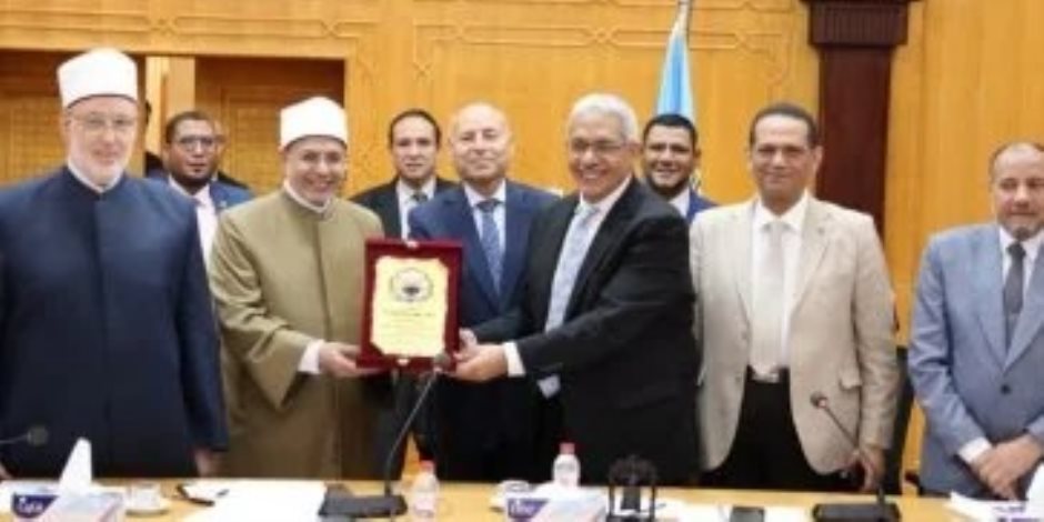 مجلس جامعة الأزهر يكرم بعض أعضاء هيئة التدريس لبلوغهم السن القانونية للمعاش