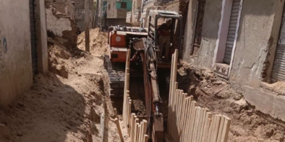 حياة كريمة بالأقصر.. متابعة مشروعات الصرف الصحي وإنارة المناطق المحرومة بقرية السلام في أرمنت