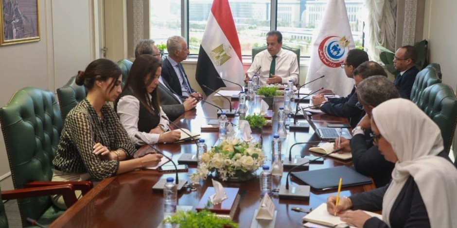 وزير الصحة يعقد اجتماعاً مع شركتي «تكنويڤ» و«ميدبوت» لتفعيل تقنية الروبوت الجراحي في مصر