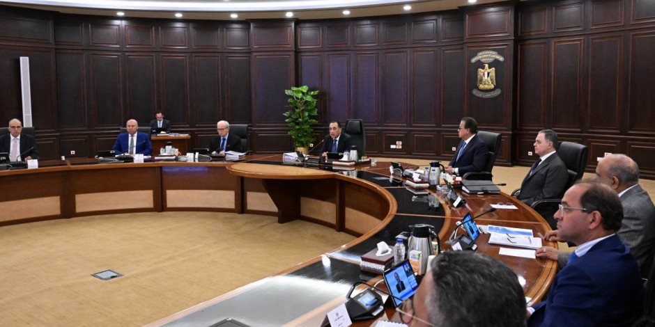 مدبولي: انتظام العمل بميناء دمياط وعودة الخدمات لطبيعتها بعد احتواء حريق السفينتين