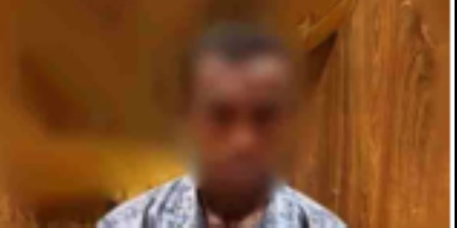 ضبط شخص متهم بممارس مهنة «منادي سيارات» دون ترخيص في القاهرة