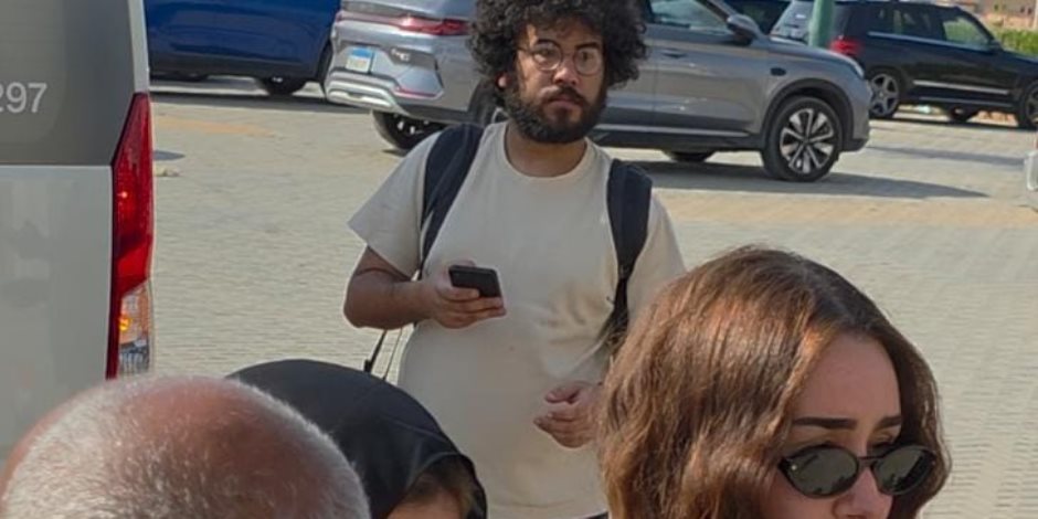 عصام السقا وهنا الزاهد ومدين يحضرون جنازة والد تامر حسنى