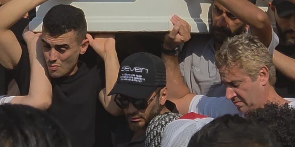 تامر حسني يحمل نعش والده لتشييعه لمثواه الأخير.. صور