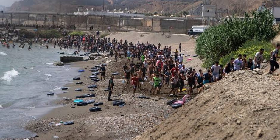 أزمة المهاجرين فى سبتة.. إسبانيا ترسل الجيش وإيطاليا تعلق عضويتها فى شنجن