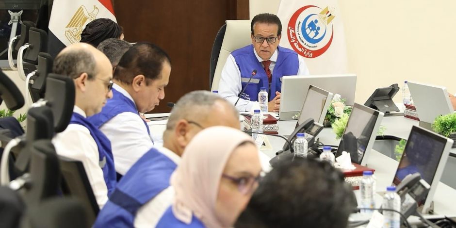 وزير الصحة يترأس غرفة الأزمات.. ويوجه باستمرار رفع درجة الاستعداد بالمستشفيات لمدة 48 ساعة بعد الهزة الأرضية