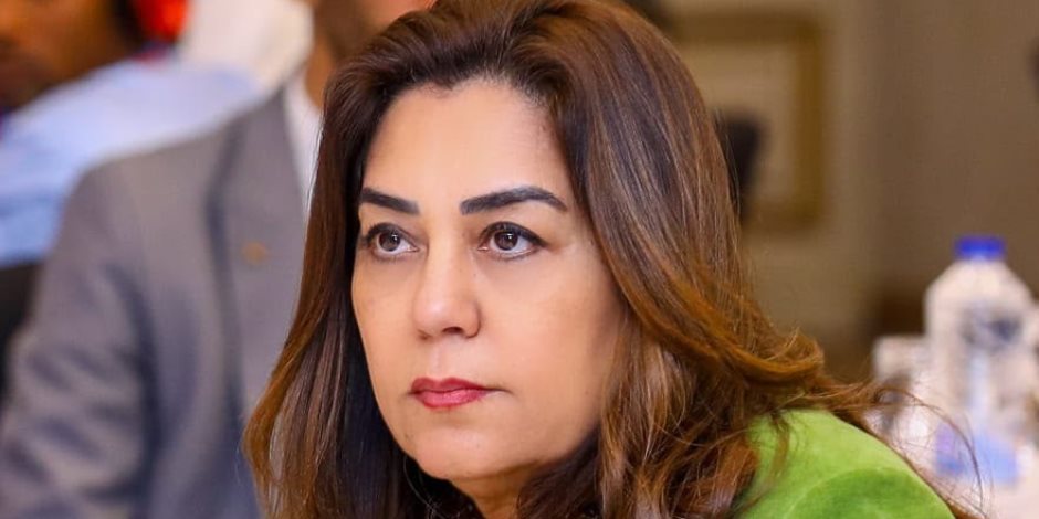 وزيرة التنمية المحلية والبيئة تتلقى تقريراً من مركز سيطرة الشبكة الوطنية للطوارئ بالوزارة لمتابعة تداعيات الهزة الأرضية بالمحافظات