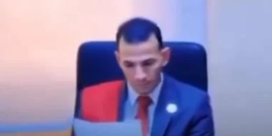 شاهد اللقطات المسربة للقاضي المزيف فوق منصة القضاء بالوشاح المقلد.. فيديو