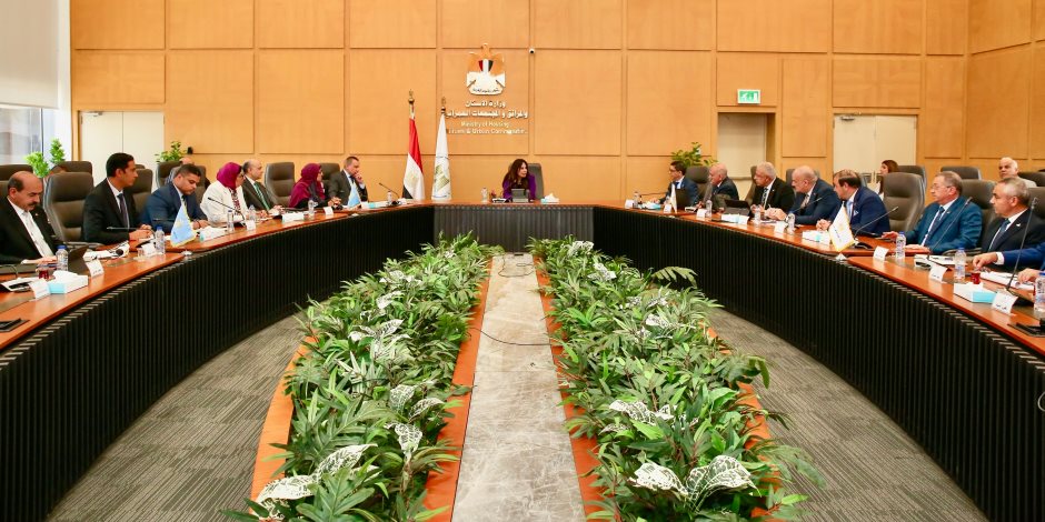 وزيرة الإسكان تتابع مع رئيس الجهاز المركزي للتعمير موقف تنفيذ المشروعات والخطة الاستثمارية للجهاز