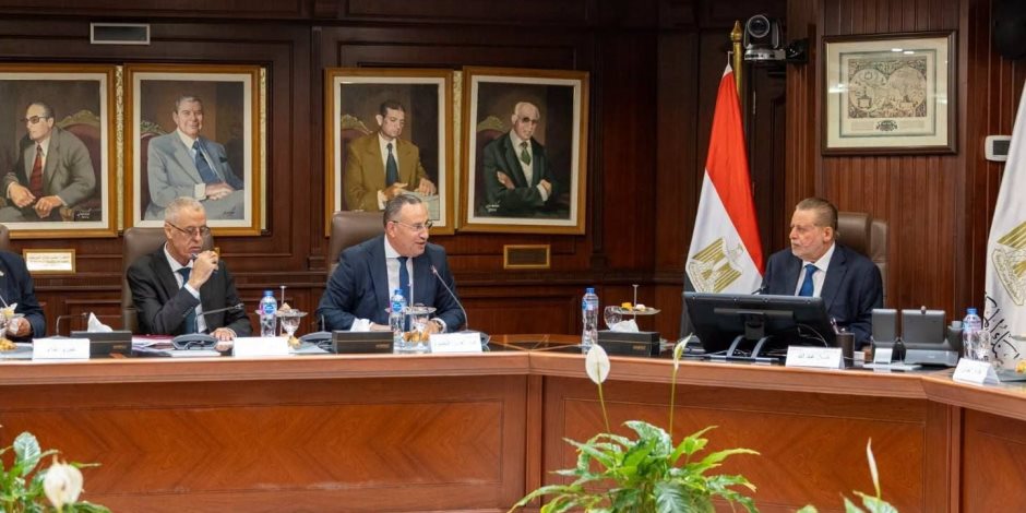 محافظ البنك المركزي يبحث مع وزير التعليم العالي مستجدات "منحة علماء المستقبل"