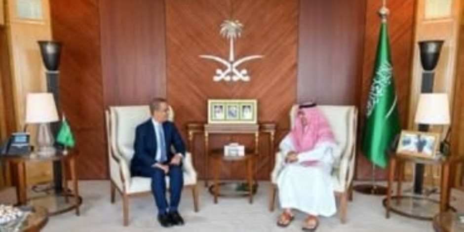السفير السعودى بالقاهرة يستقبل القائم بأعمال السفارة اليمنية لبحث القضايا المشتركة