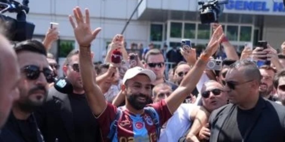 الصحافة البريطانية تحتفي بانتقال محمد صلاح إلى طرابزون سبور.. استقبال جماهيري غير مسبوق للنجم المصري