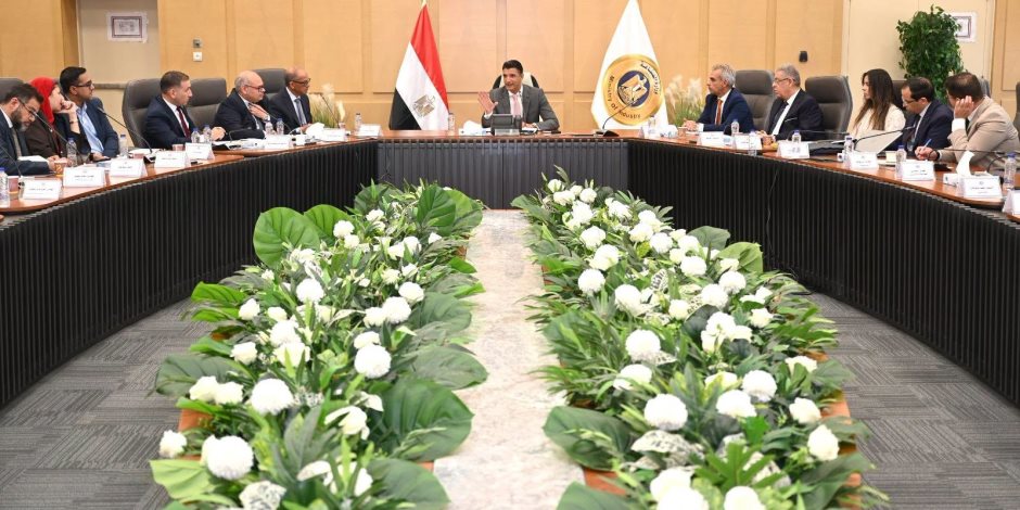 وزير الصناعة يبحث  الخطوات التنفيذية لزيادة المكون المحلي بصناعة السيارات 