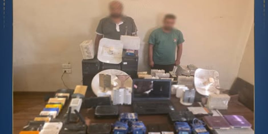 ضبط متهمين لإدارة شبكة بث تلفزيوني غير قانونية وإعادة بث القنوات المشفرة