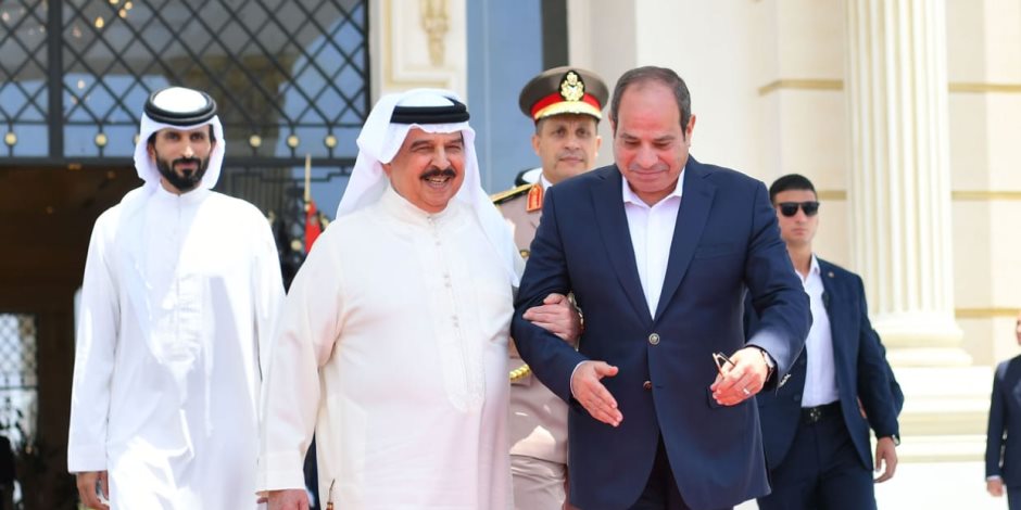 الرئيس السيسى يودّع ملك البحرين بمطار العلمين فى ختام زيارته لمصر
