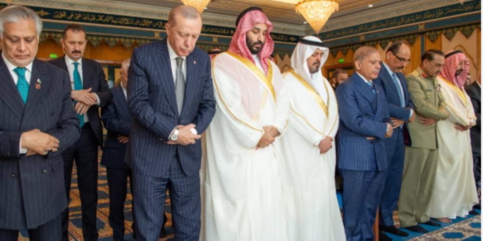 ولى العهد السعودي وأردوغان وشهباز شريف يؤدون صلاة الجمعة بالحرم المكى.. صور