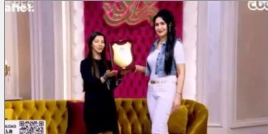 هبة عبد الفتاح تهدى عازفة عود درع الموهوبين المبدعين فى جوهرة مصرية
