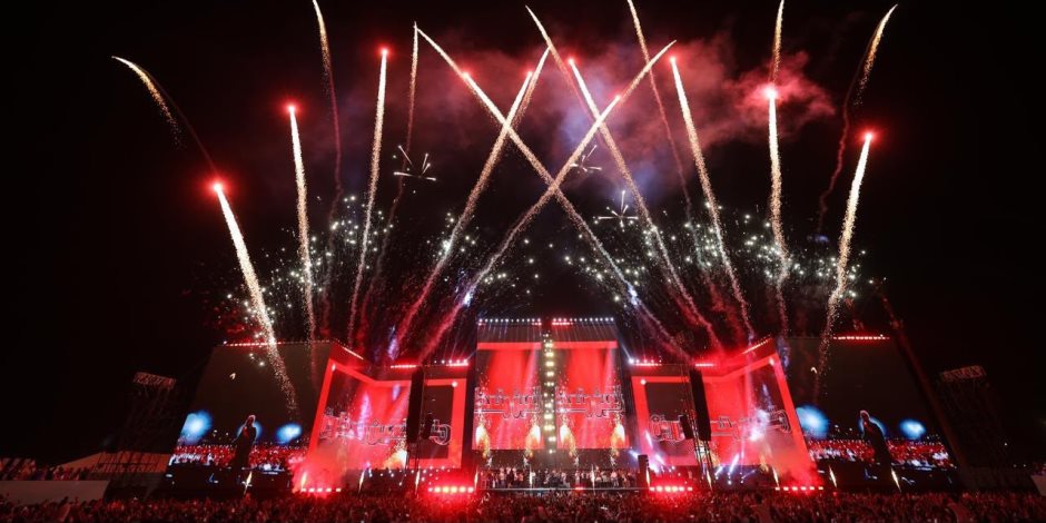 وسط حضور جماهيري ضخم.. الهضبة عمرو دياب يشعل الحفل الافتتاحي لـ «U Arena» ضمن فعاليات «يلا ساحل» بمدينة العلمين الجديدة