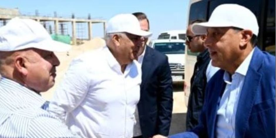 رئيس الوزراء يستعرض المنطقة المقترحة لإقامة مجمع حكومي للخدمات الذكية بمطروح