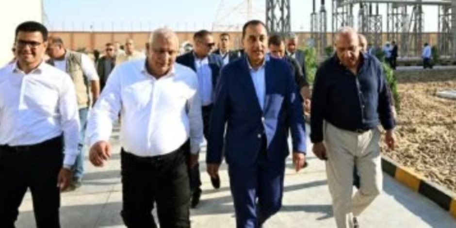 رئيس الوزراء يتفقد محطة محولات كهرباء شرق مطروح