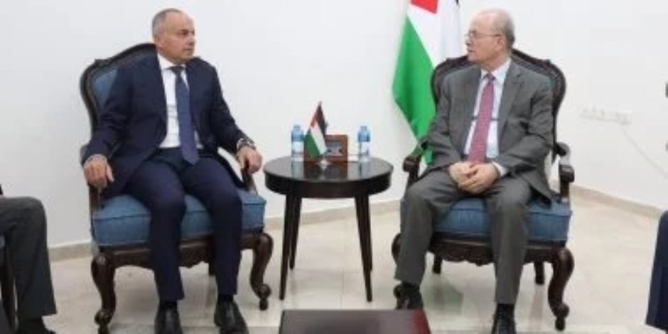 سفير مصر في رام الله يلتقي رئيس الوزراء الفلسطيني لبحث آخر التطورات