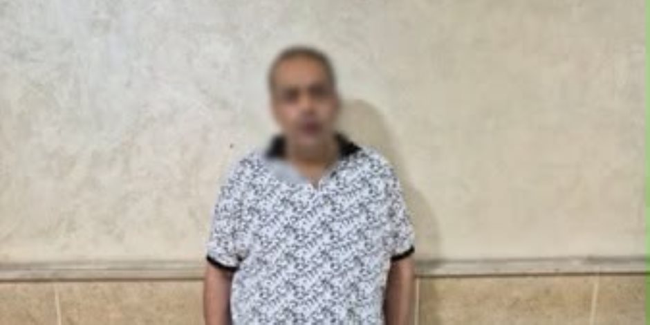 ننشر أول صورة للمتهم بقتل أسرة التجمع بعد ضبطه.. والداخلية تكشف التفاصيل الكاملة للجريمة