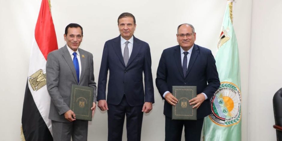 وزير الزراعة يشهد توقيع اتفاق بين "الريف المصري الجديد" و"مركز البحوث الزراعية" للتوسع في إنتاج هجن الطماطم بمنطقة المغرة