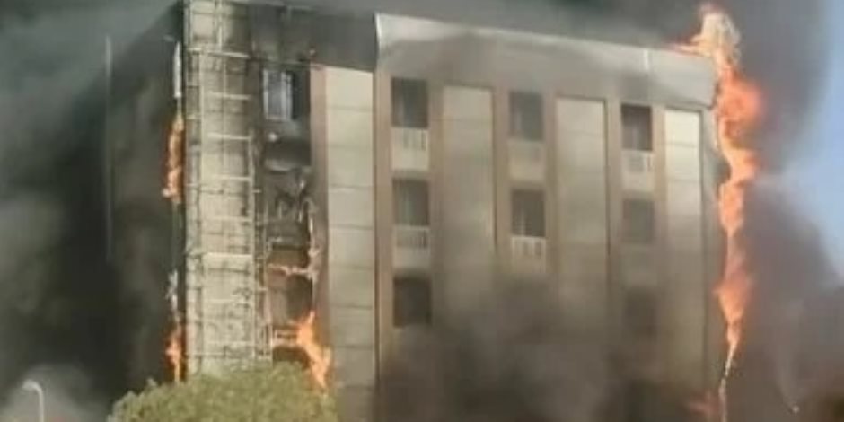 مصرع 3 أشخاص وإصابة 4 آخرين إثر حريق محلات حدائق الأهرام