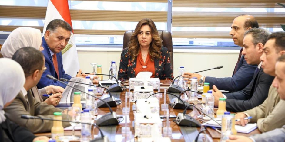 وزيرة التنمية المحلية والبيئة تبحث مع محافظ القليوبية تطوير منظومة الإدارة المتكاملة للمخلفات