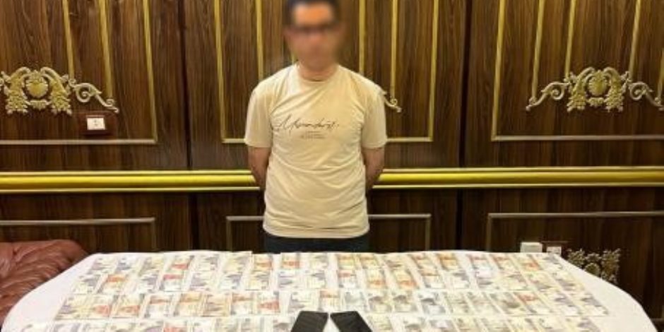 ضبط متهم بالنصب على سيدة بعد انتحاله صفة ضابط شرطة بزعم تسفيرها لأداء العمرة