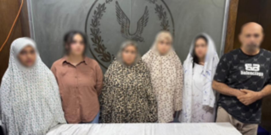 كشف ملابسات مقطع فيديو متداول تضمن قيام صانعة محتوى بالتعدي على إحدى السيدات ونجلتها بالضرب بالقاهرة.. وضبط مرتكبى الواقعة