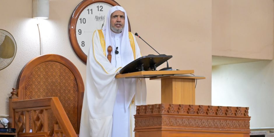 الأمين العام لرابطة العالم الإسلامي يلقي خُطبة الجمعة ويؤمُّ المصلّين بالجامع الوطني الكبير في العاصمة النيجيرية
