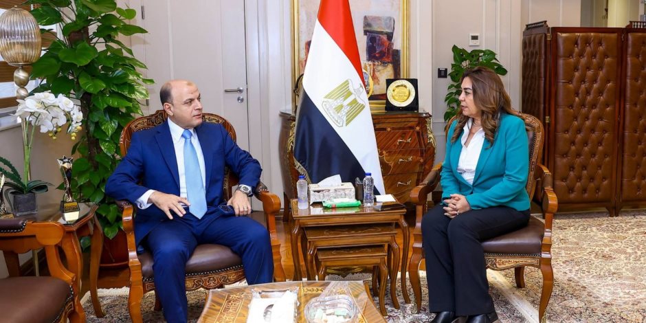 وزيرة التنمية المحلية والبيئة تناقش مع محافظ الغربية إجراءات تنفيذ وإحكام منظومة المخلفات